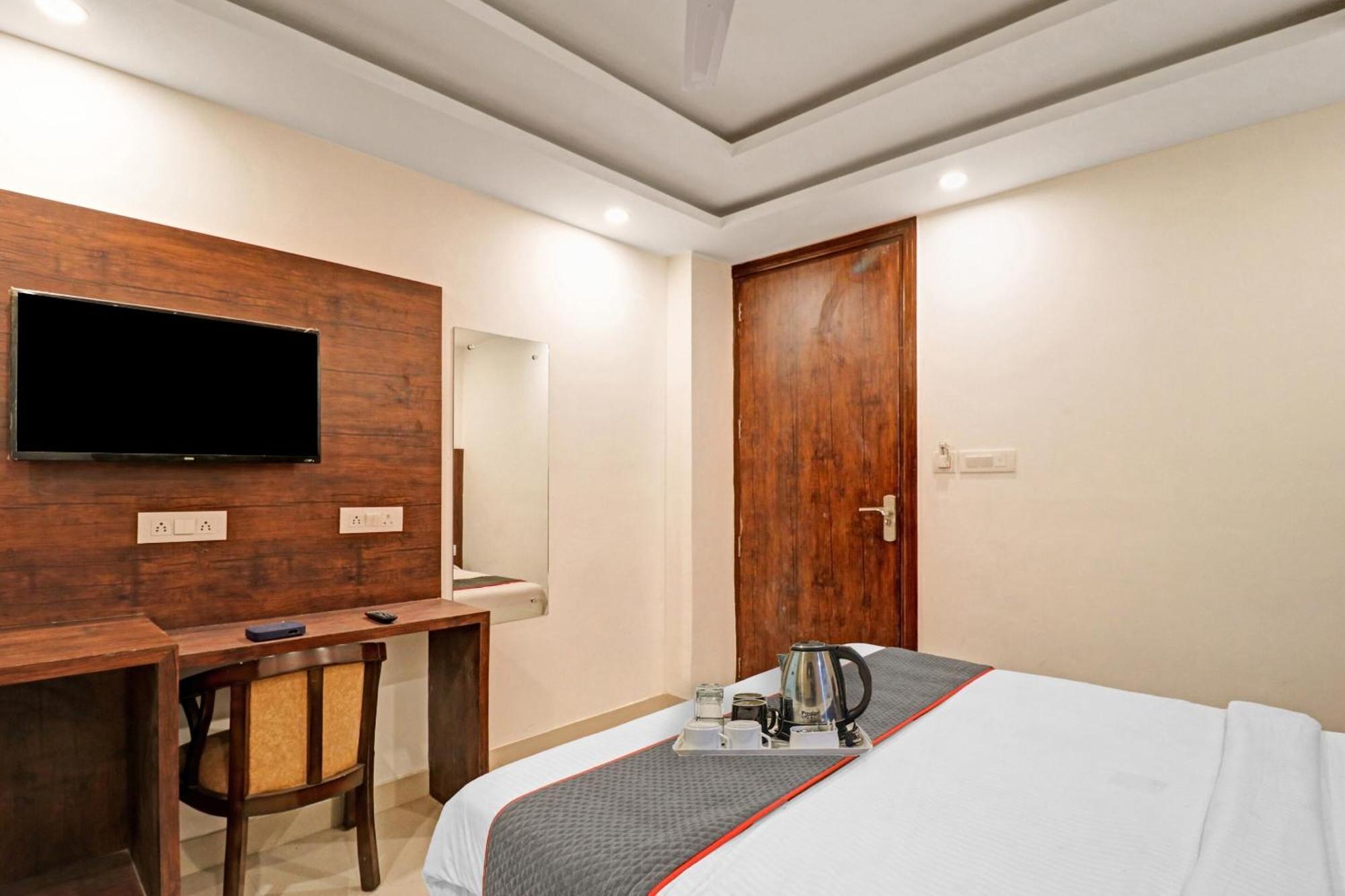 Townhouse Tark Inn New Delhi Exterior photo