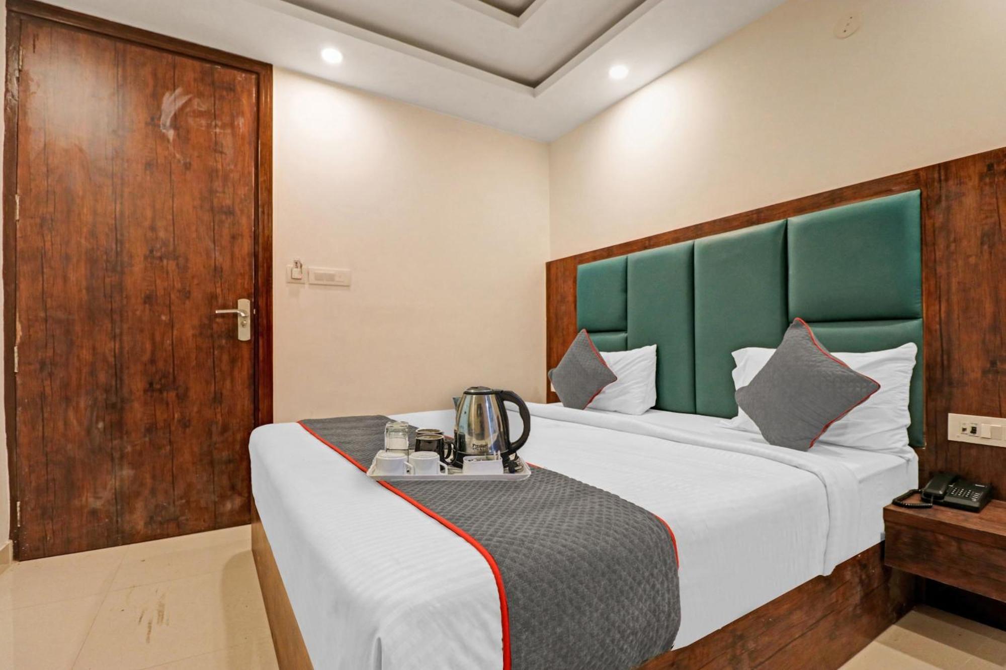Townhouse Tark Inn New Delhi Exterior photo